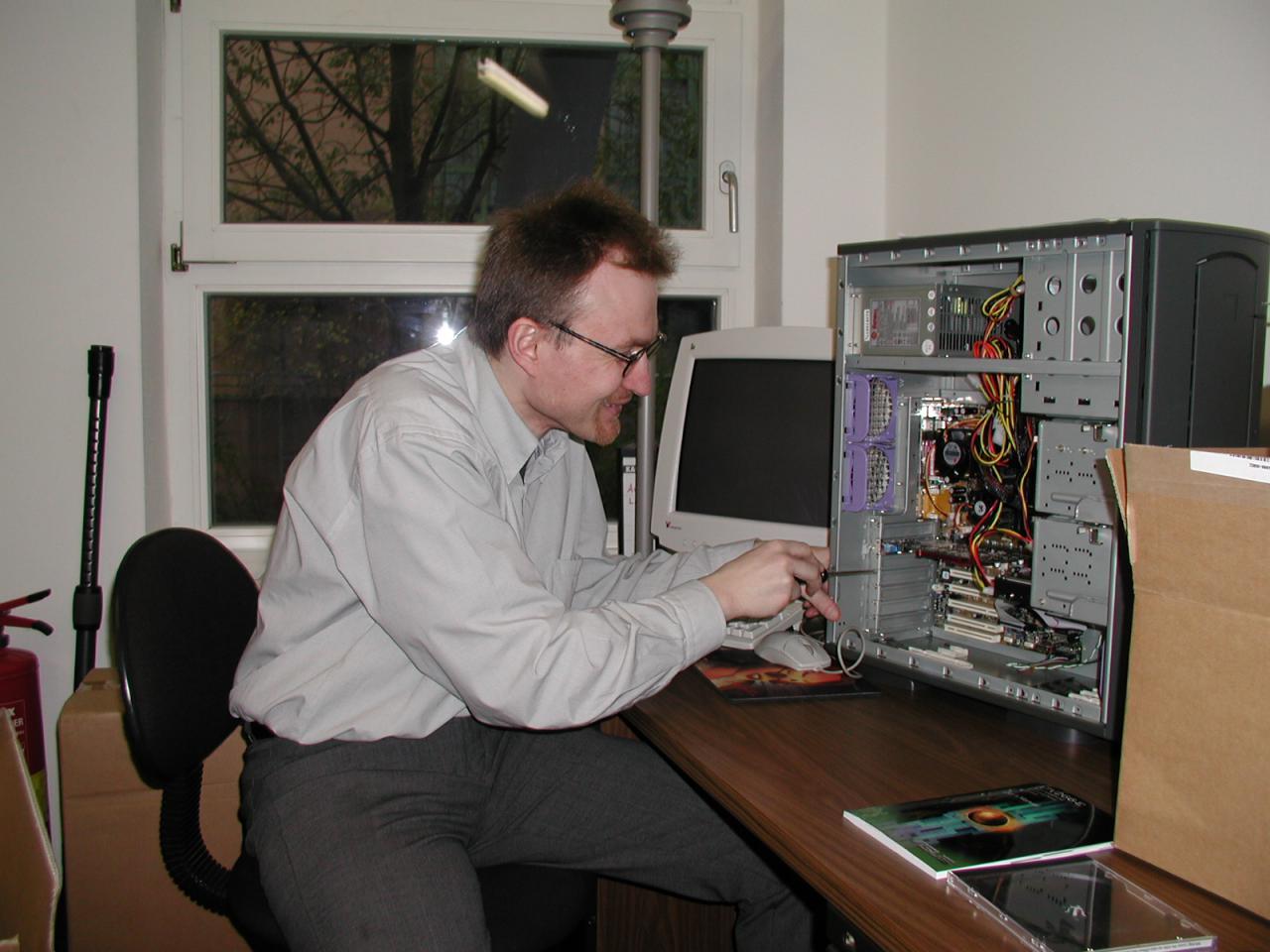 [02/02/2002] Bastler: Er berät seine Kunden und managt den Laden. Nebenher schraubt er bestellte Systeme zusammen.